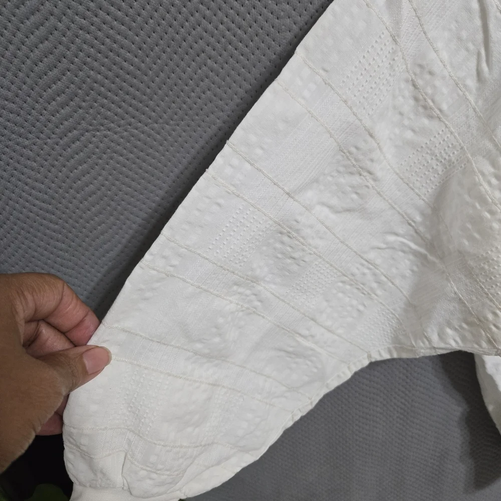 Sophisticated White Suit Jacket with Sleek Design